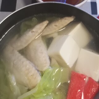 キャベツと手羽先とお豆腐とカニカマの水炊き風